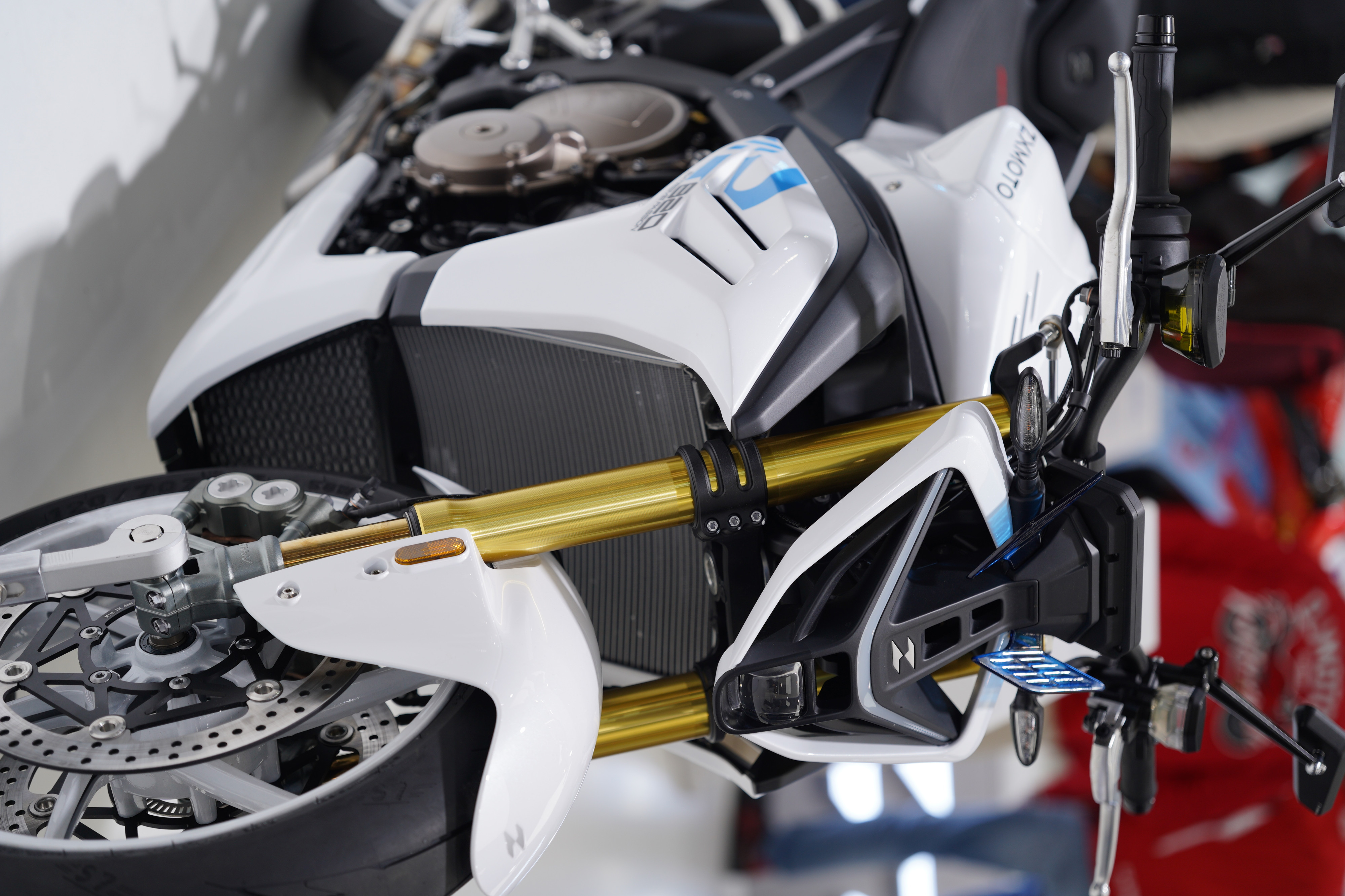 ZX820R